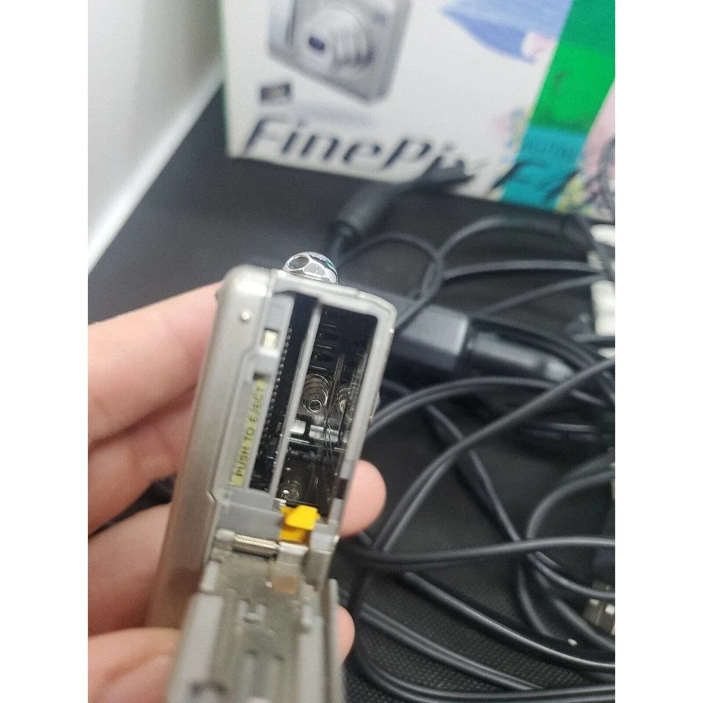 FUJIFILM Finepix F450 5.2MP Digital Camera FOR PARTS BAD SCREEN. camera turns on